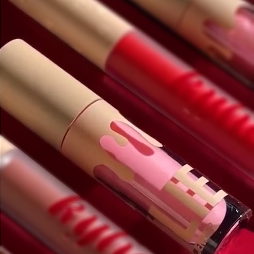 Kylie Cosmetics High Lip Gloss “Twas the Night”
Limited Edition Holiday Vault’s